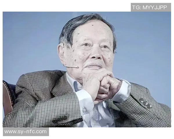 足球明星杨振宁的辉煌职业生涯与成就全景介绍