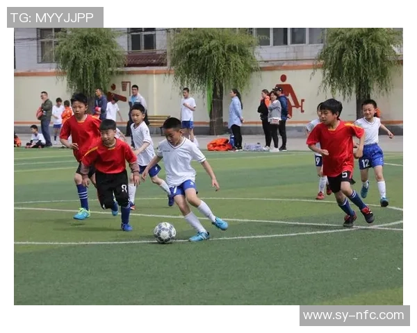 精彩纷呈的二年级足球比赛友谊第一赛场上的快乐与成长 精彩纷呈的二年级足球比赛友谊第一赛场上的快乐与成长